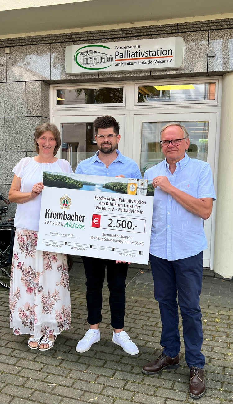 Übergabe des Checks in Höhe von 2.500 € von der Krombacher Brauerei für den Förderverein Palliativstation